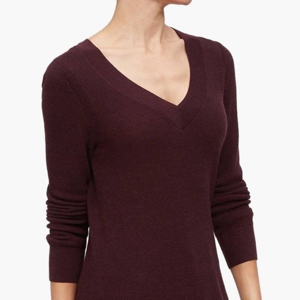 BURGUNDY FITTED STRETCH V-NECK SWEATER